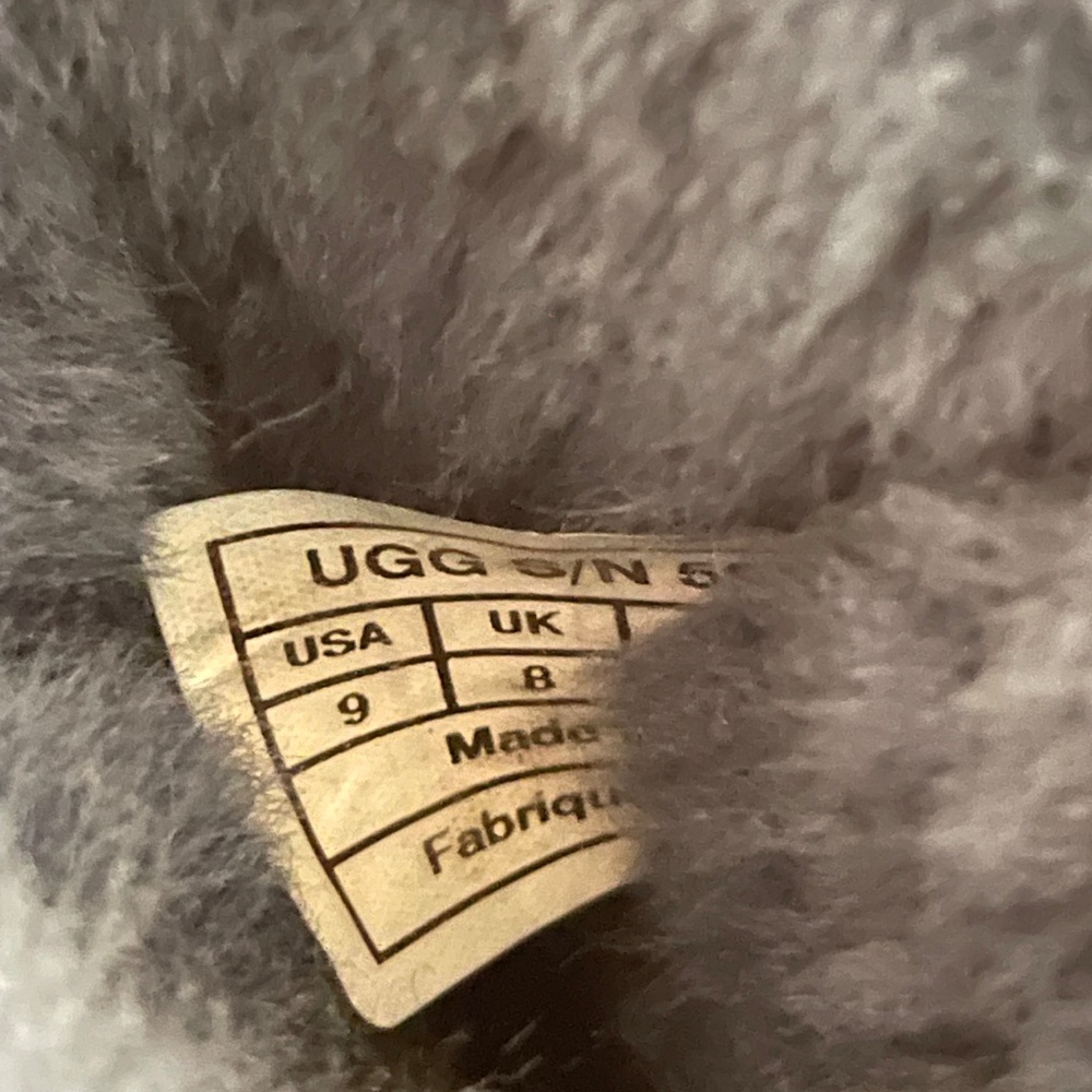 GIRLS Ugg Mini Navy Bailey Button Boots Size 9Y - Picture 8 of 8